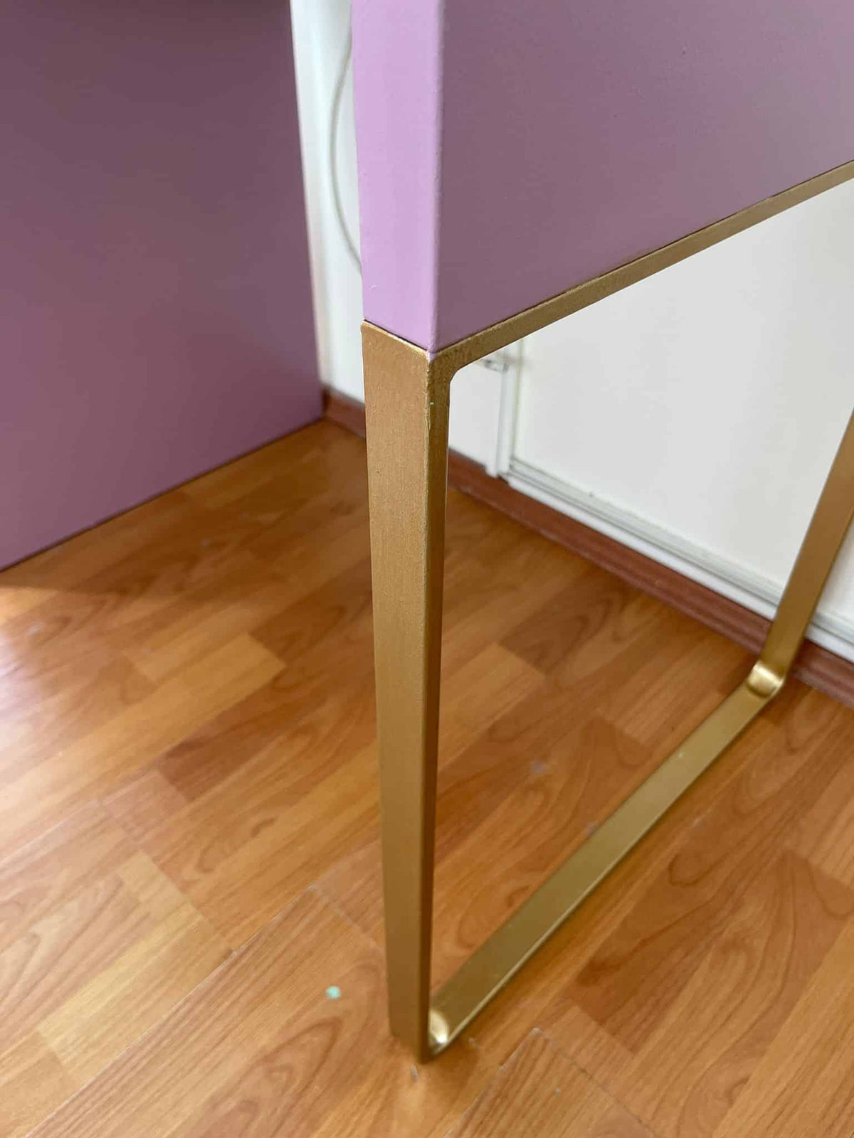 Metal furniture leg refinished with Aquacool Trend Metallic Paint 902 Gold