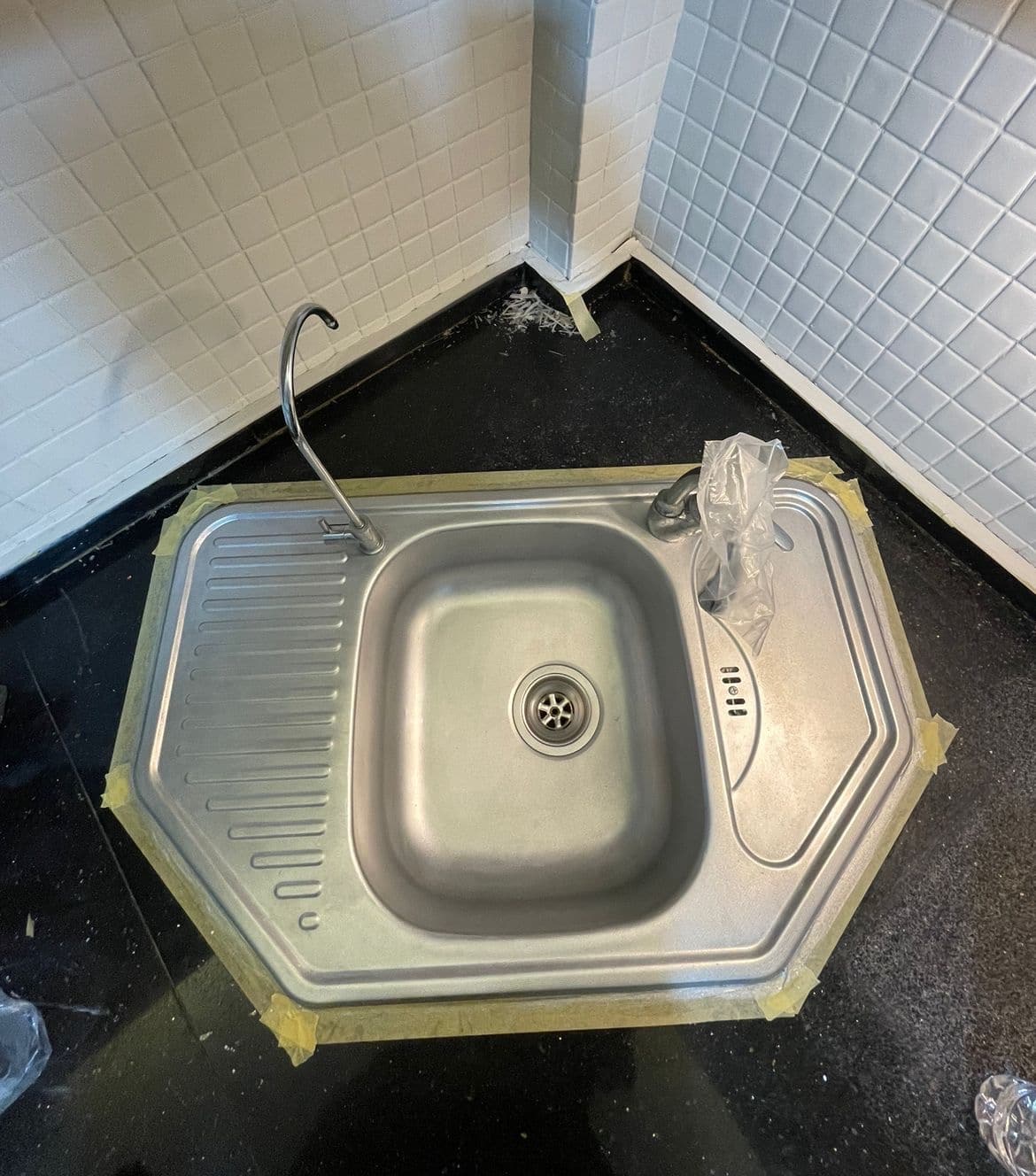 Steel kitchen sink painted with Aquacool Trend Metallic Paint 901 Silver