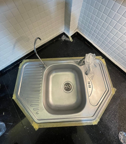 Steel kitchen sink painted with Aquacool Trend Metallic Paint 901 Silver