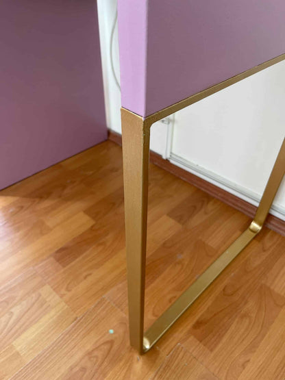 Metal furniture leg refinished with Aquacool Trend Metallic Paint 902 Gold